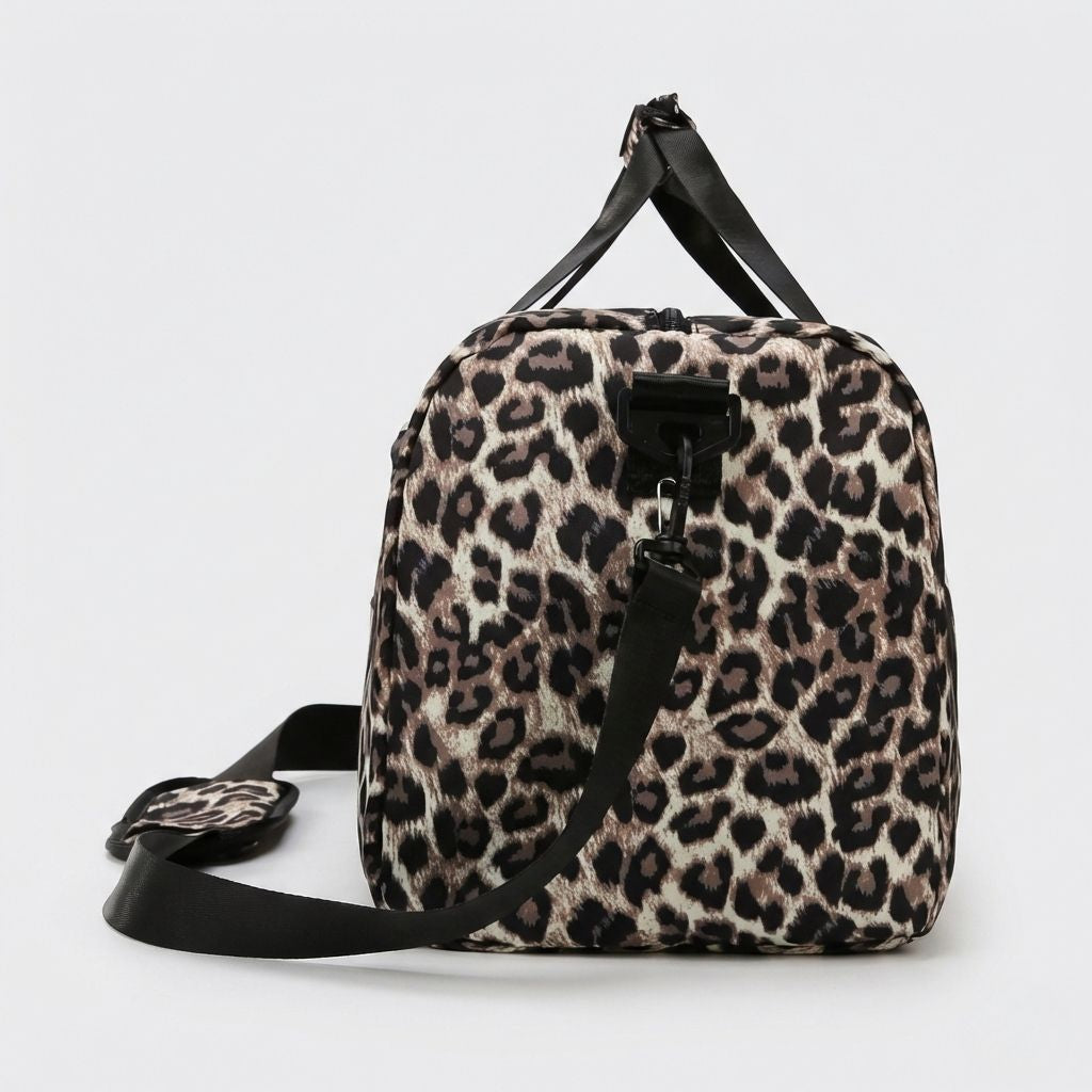 Profil du sac week-end à motif léopard beige et brun, fermeture latérale de la poche chaussures et bandoulière