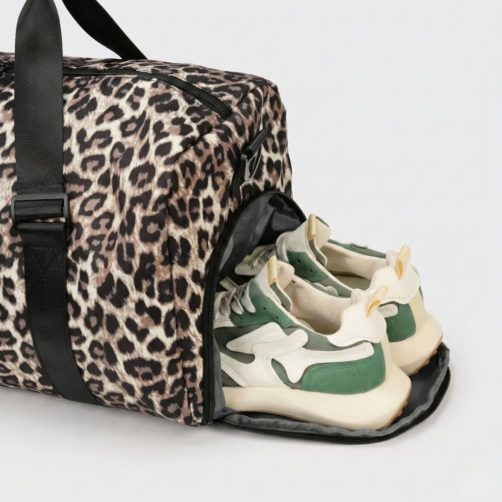 Compartiment chaussures latéral ouvert d'un sac de voyage femme léopard avec des baskets vertes insérées Image
