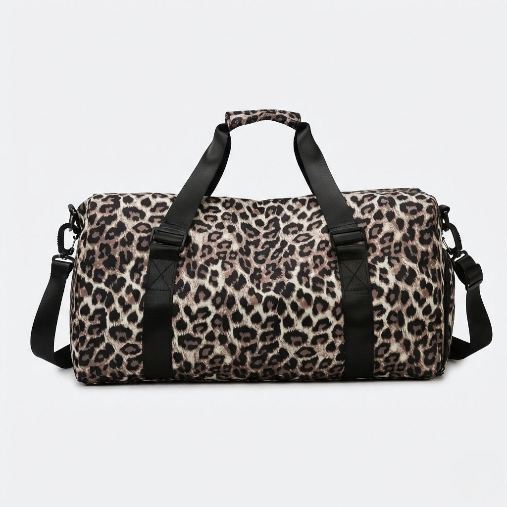 Vue de face du sac polochon à imprimé léopard beige-marron, double poignée et bandoulière noires, fermetures éclair