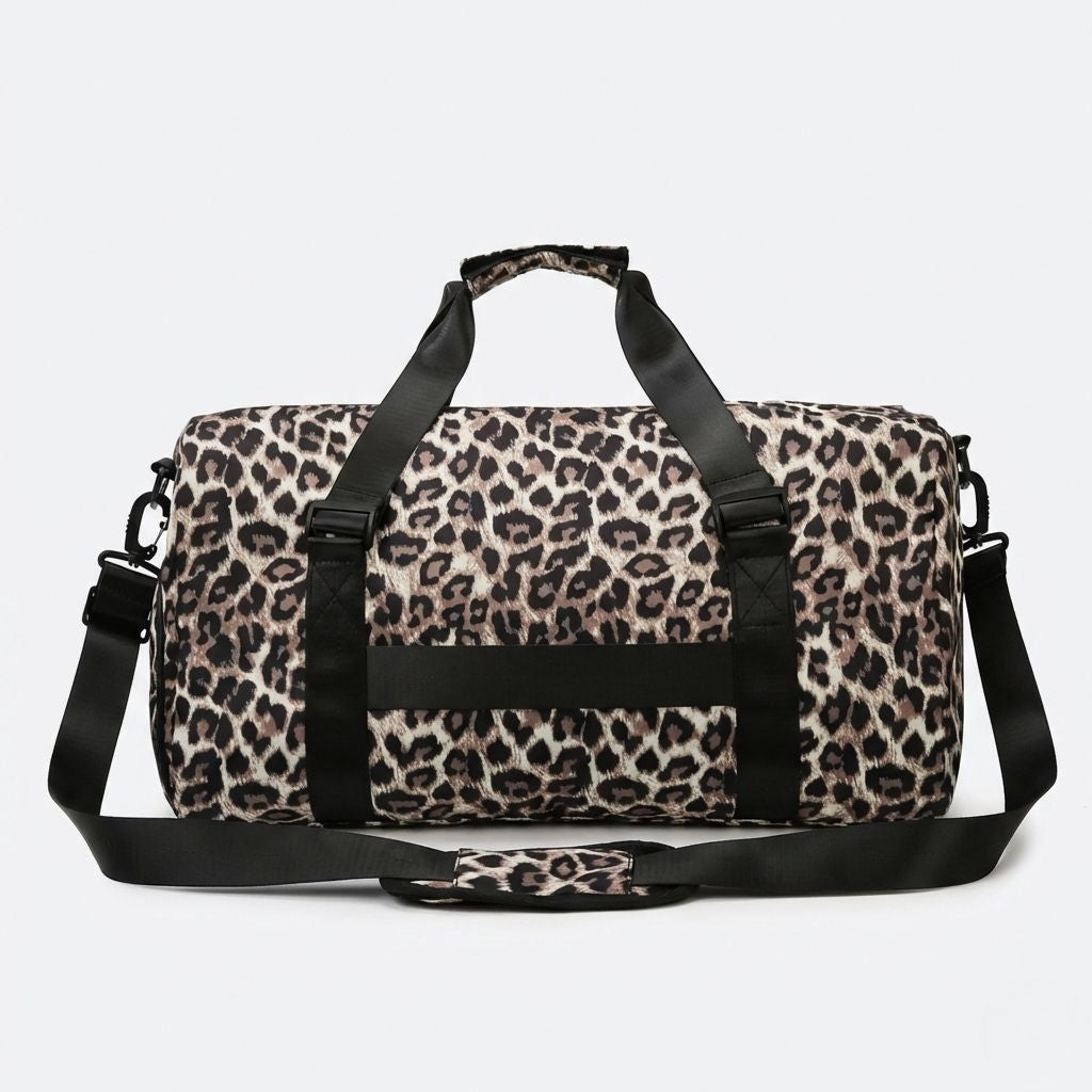 Vue arrière du sac de voyage femme à motif léopard beige, texture tissu douce et sangles noires contrastées