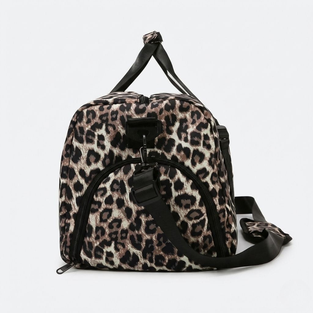 Sac week-end léopard ouvert montrant le compartiment principal à doublure grise et la poche chaussures latérale