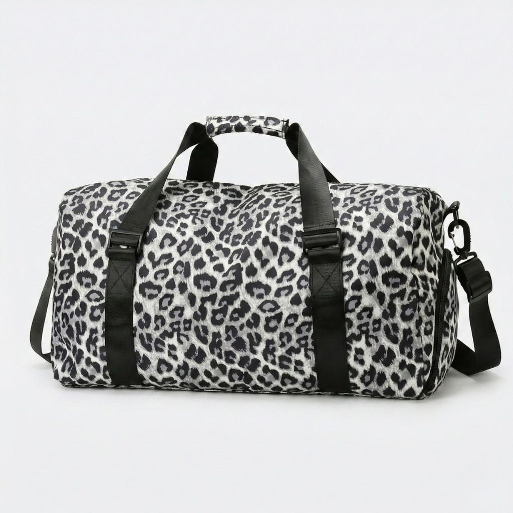 Vue de face du sac polochon léopard blanc et gris, double poignée et bandoulière noires avec boucle réglable