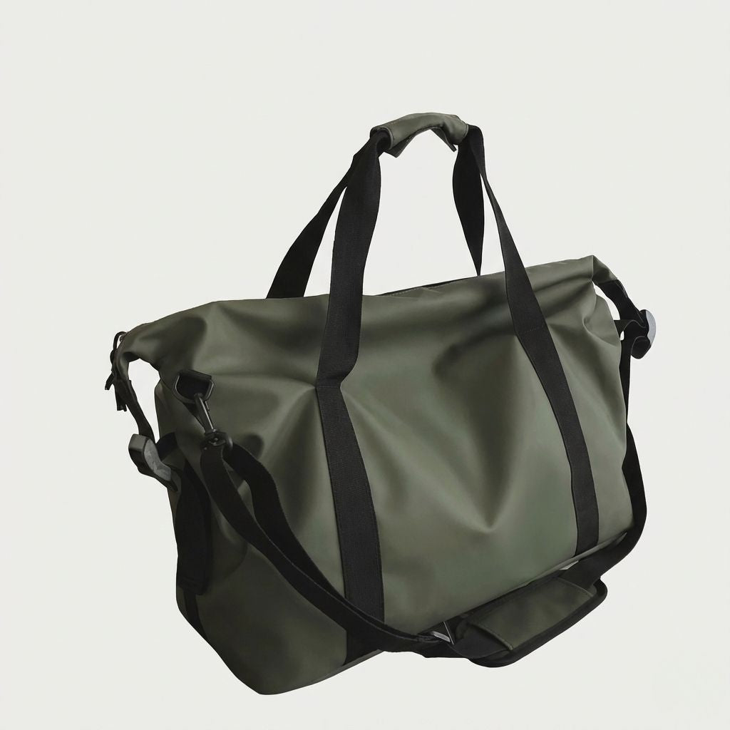 Sac de voyage imperméable vert kaki mat vue 3/4 : matière PVC, sangles noires, poignées et bandoulière longue