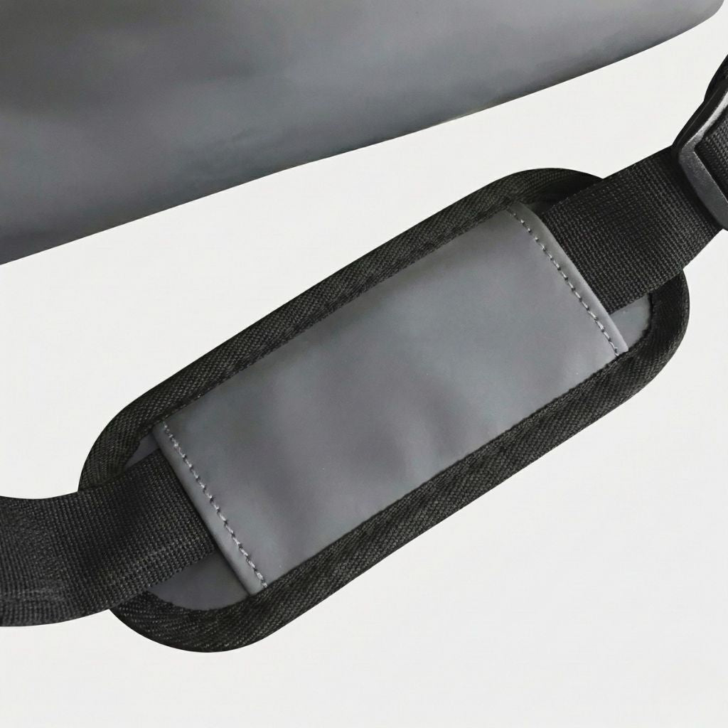 Gros plan du pad de bandoulière amovible réfléchissant du sac de voyage imperméable pour confort de portage