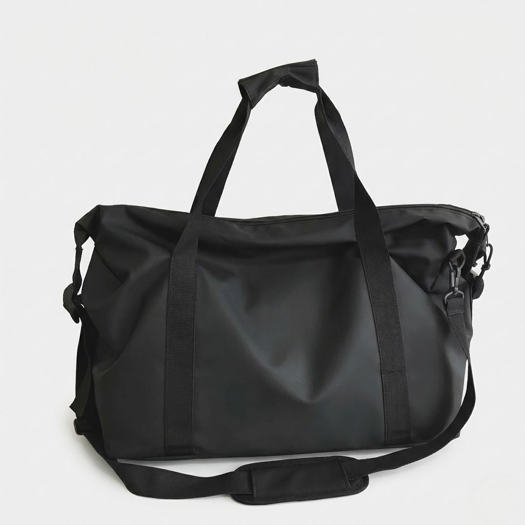 Sac de voyage imperméable noir total face avant avec finition PVC mate épurée, sangles et poignées assorties