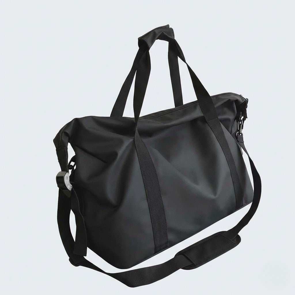 Sac de voyage imperméable noir total vue 3/4 avec bandoulière déployée, poignées et clips assortis tout noir