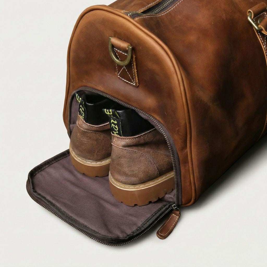 Poche chaussures d'un sac de voyage en cuir cognac vintage ouverte, révélant une paire de chaussures en daim Image