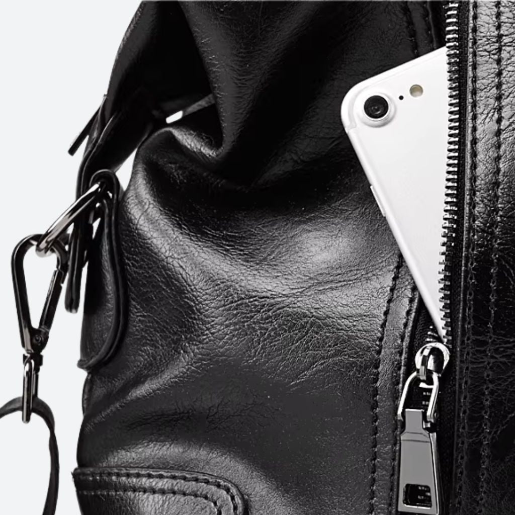 Gros plan de la poche zippée latérale d'un sac de voyage en cuir PU noir avec un smartphone qui en sort Image