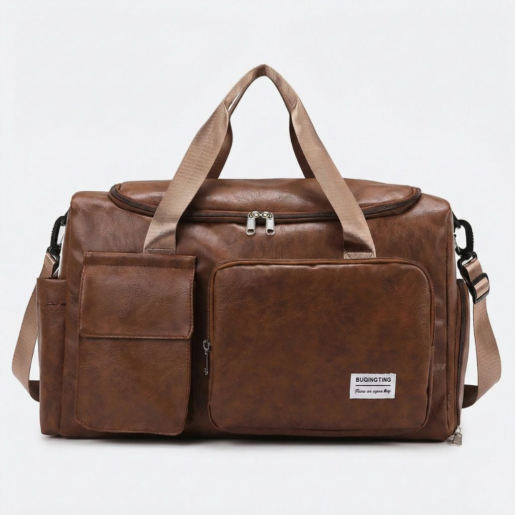 Face du sac de voyage marron en simili-cuir vieilli avec poche à soufflet et grande poche zippée
