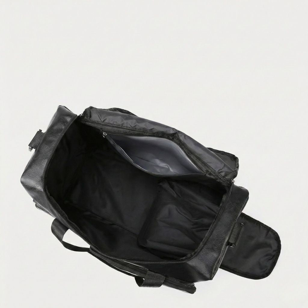 Intérieur ouvert du sac cabine noir avec grande cavité et poche frontale imperméable zippée