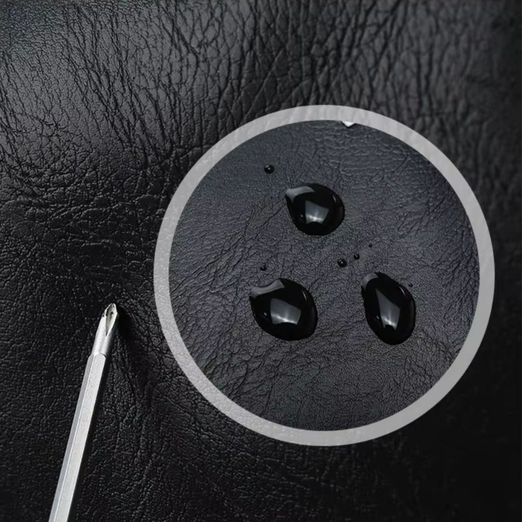 Détail de la matière simili-cuir du sac cabine avec zoom sur l'imperméabilité, gouttes perlées