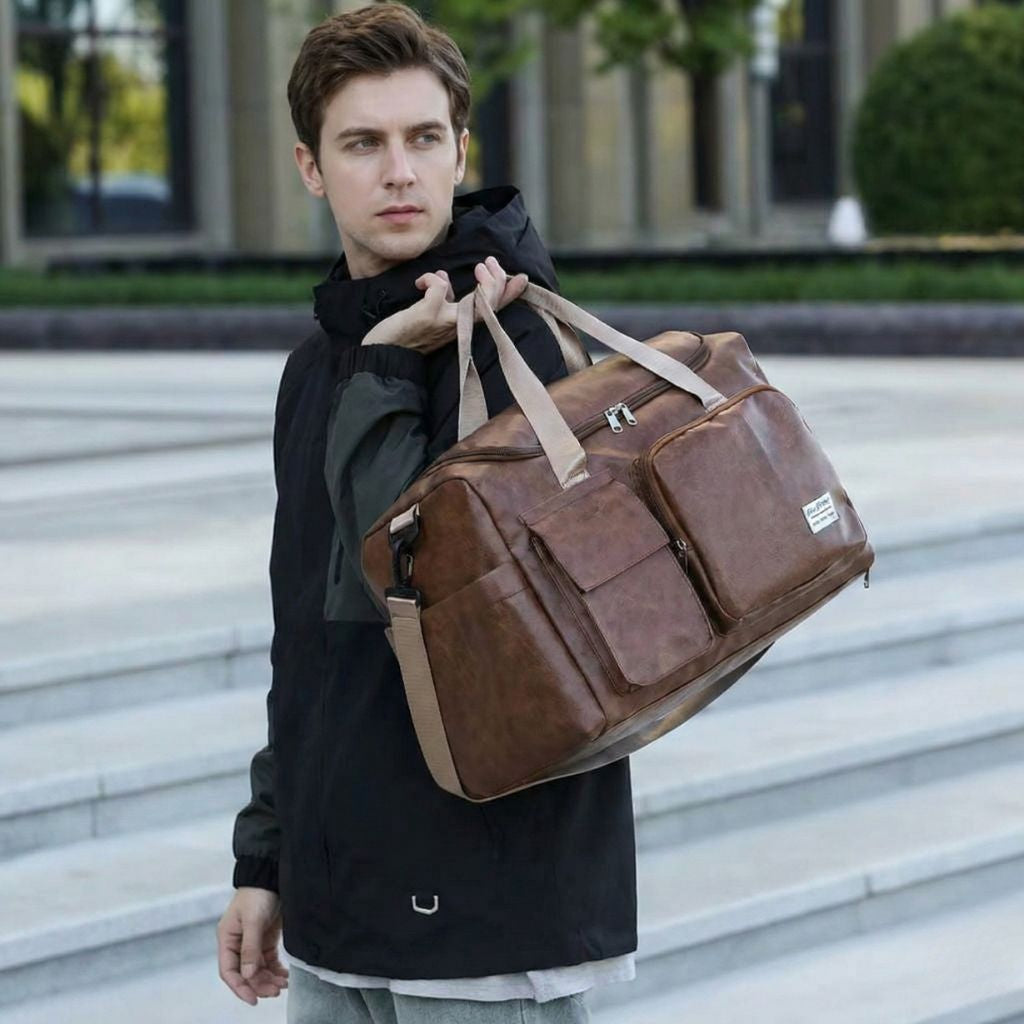 Homme portant le sac de voyage cognac vieilli à bout de bras sur des marches en pierre grises