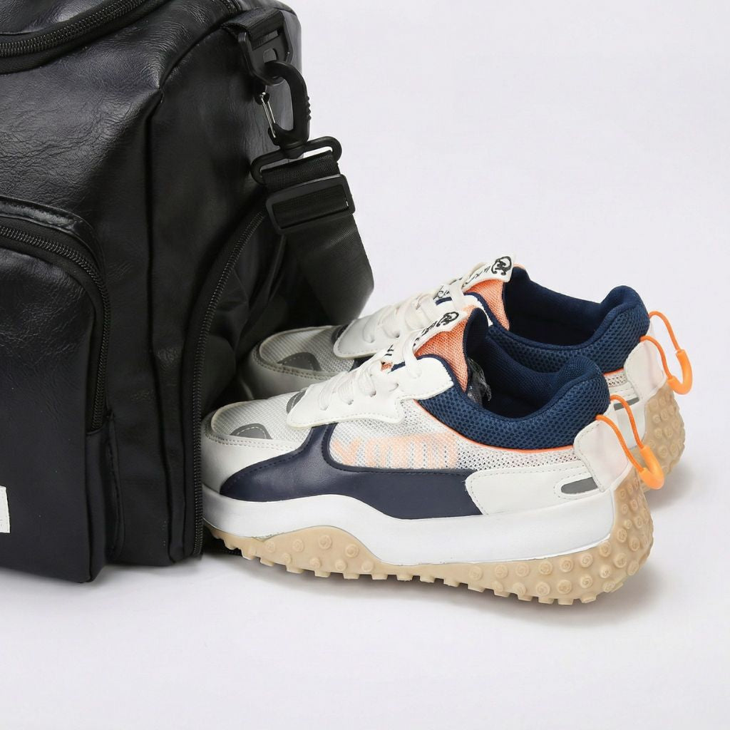 Sac de voyage en cuir PU noir avec une paire de baskets colorées sorties de la poche chaussures, fond blanc Image