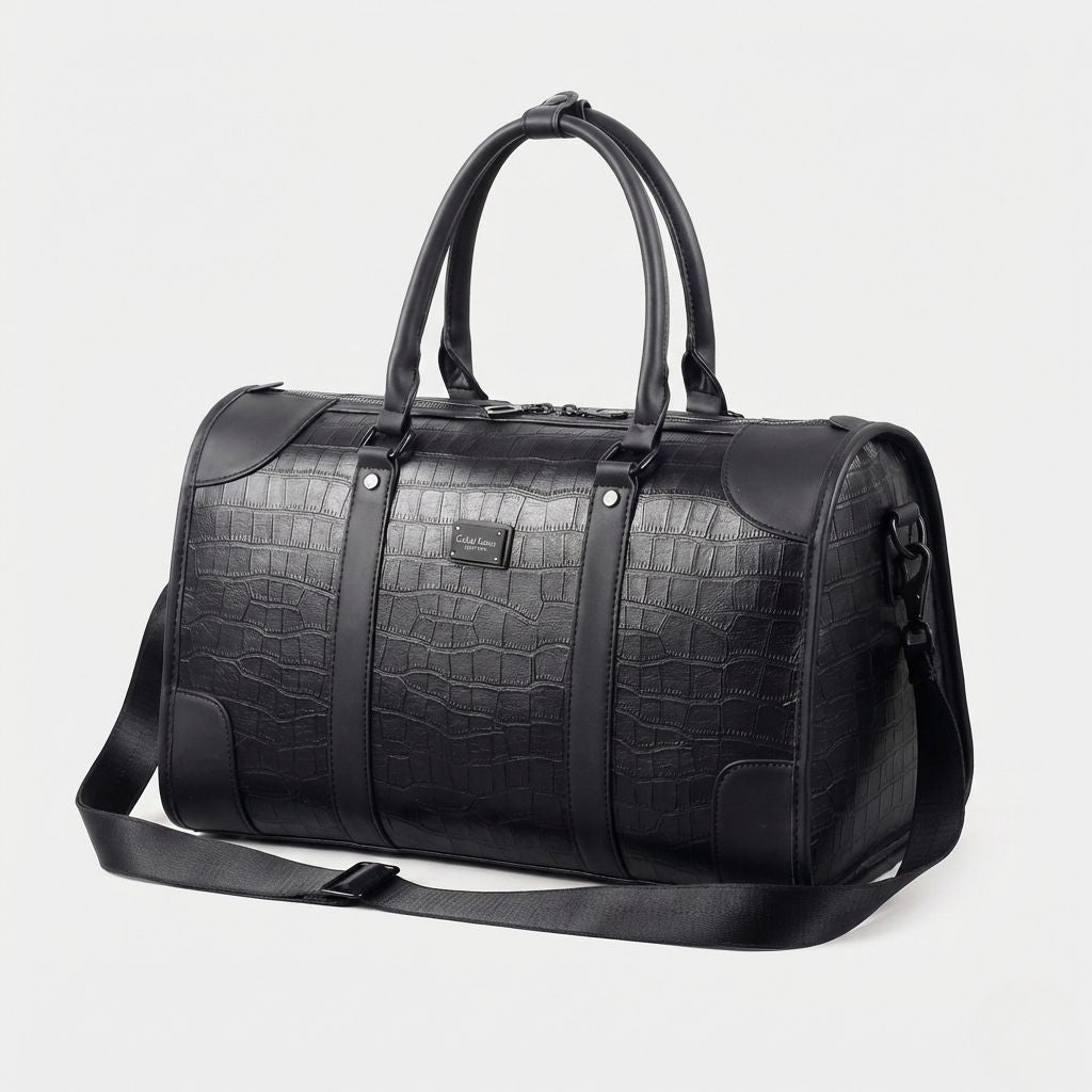 Vue trois quarts du sac de voyage cabine noir effet croco, quincaillerie noire et sangles assorties