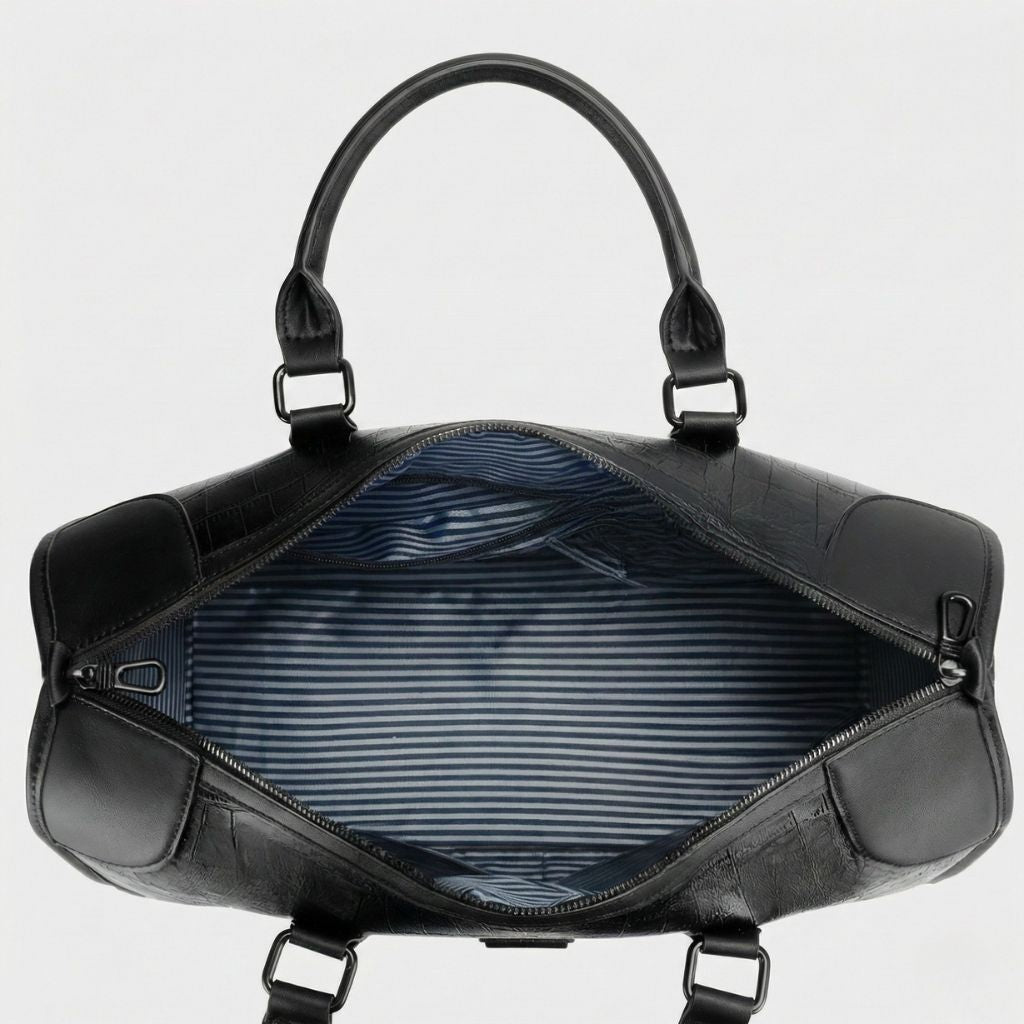 Intérieur ouvert du sac de voyage cabine noir avec doublure rayée bleu marine et blanc, poche zippée